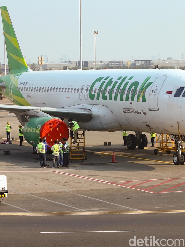 Pesawat di Bandara Soetta Dibersihkan dari Abu Vulkanik