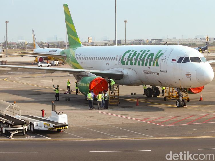 Pesawat di Bandara Soetta Dibersihkan dari Abu Vulkanik