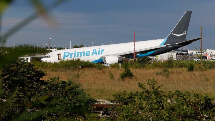 Pesawat kargo Amazon Prime Air keluar dari landasan usai tergelincir dan menabrak mobil di Bandara Internasional Miami, AS, pada Minggu (6/9) waktu setempat (REUTERS/Marco Bello)