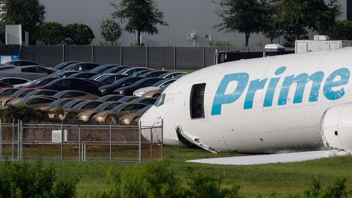 Sebuah pesawat kargo milik Amazon Prime mengalami kecelakaan saat hendak mendarat di Bandara Internasional Miami, Amerika Serikat, Minggu (6/9/2026). Pesawat tersebut terjatuh setelah melewati batas landasan pacu. REUTERS/Marco Bello