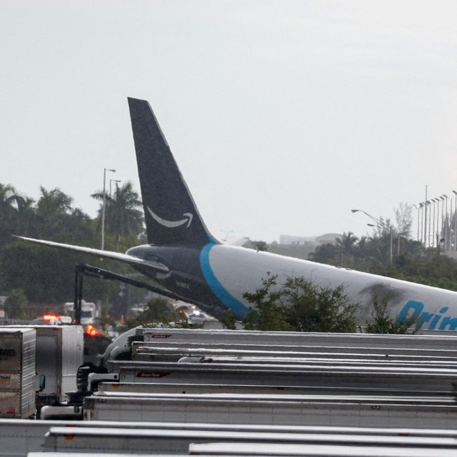 Pesawat Kargo Amazon Prime Kecelakaan di Bandara Miami, 5 Orang Tewas