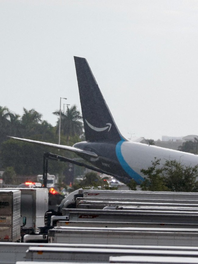 Pesawat Kargo Amazon Prime Kecelakaan di Bandara Miami, 5 Orang Tewas
