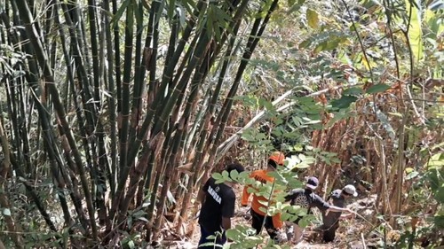 Petugas melakukan upaya pencarian lansia yang hilang saat berpamitan ke kebun di Banjar Tibusambi, Desa Yehembang Kangin, Kecamatan Mendoyo, Jembrana, Senin (7/9/2026). (Foto: Dok. SAR Jembrana)