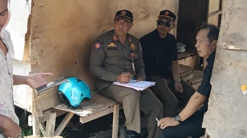 Petugas Satpol PP Badung saat mendatangi proyek bangunan di lahan LSD-LP2B di Desa Munggu, Kecamatan Mengwi, beberapa waktu lalu. (Foto: Dok.Satpol PP Badung)