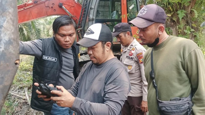 Polisi saat melakukan pemantauan lahan terbakar dengan drone (Foto: Dok Polres Siak)