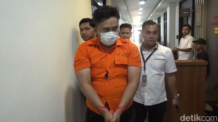 Polres Jakpus menangkap pelaku penjambretan terhadap turis India di Menteng. Pelaku merupakan residivis.