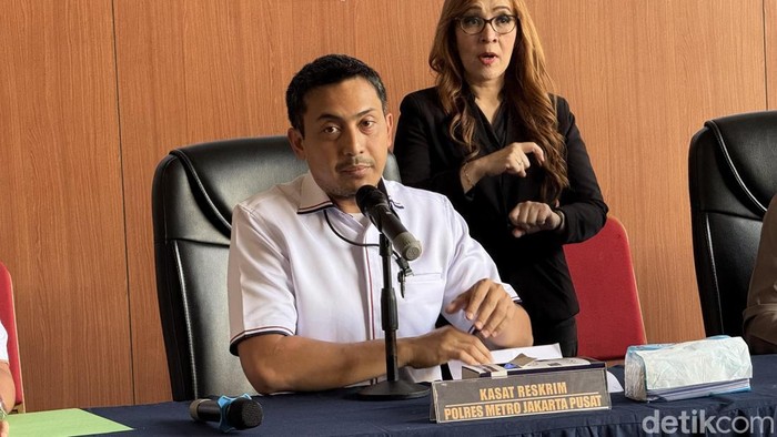 Polres Metro Jakarta Pusat merilis kasus penjambretan terhadap WN India, Senin (7/9/2026).