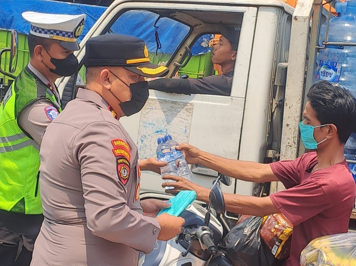 Polres Serang bagi masker ke warga (dok. Istimewa)