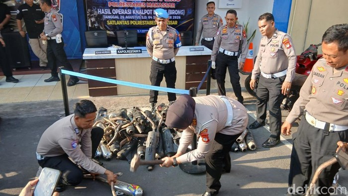 Polrestabes Makassar amankan 355 sepeda motor dalam operasi penertiban. Pelanggaran termasuk knalpot brong dan TNKB tidak sesuai.