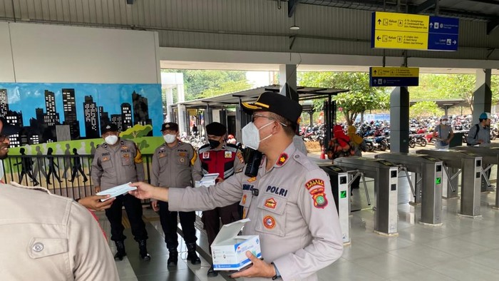 Polsek Ciputat Timur membagikan masker kepada warga di Stasiun Jurangmangu antisipasi abu vulkanik Anak Krakatau, Senin (7/9/2026).
