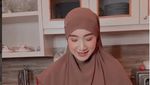 Momen Indri Giana, Istri Ustaz Riza yang Hobi Masak dan Belanja di Pasar
