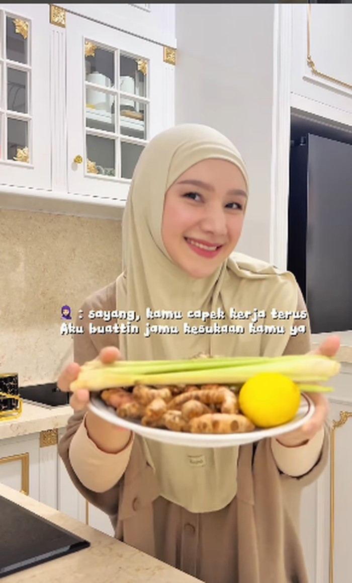 Momen Indri Giana, Istri Ustaz Riza yang Hobi Masak dan Belanja di Pasar