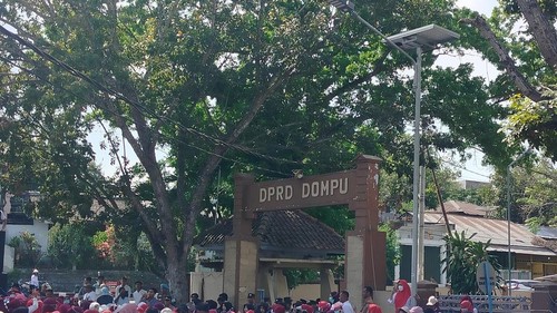 PPPK Paruh Waktu berdemonstrasi di depan Kantor DPRD Dompu., Senin (7/9(2026). (Faruk/detikBali)