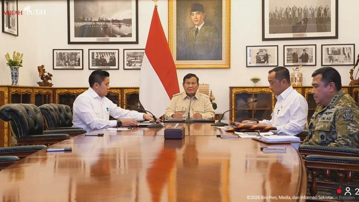 Presiden Prabowo Subianto memimpin rapat terbatas (ratas) penanganan sejumlah bencana di Indonesia.