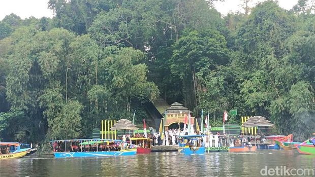 Prosesi Tradisi Nyangku di Panjalu Ciamis.