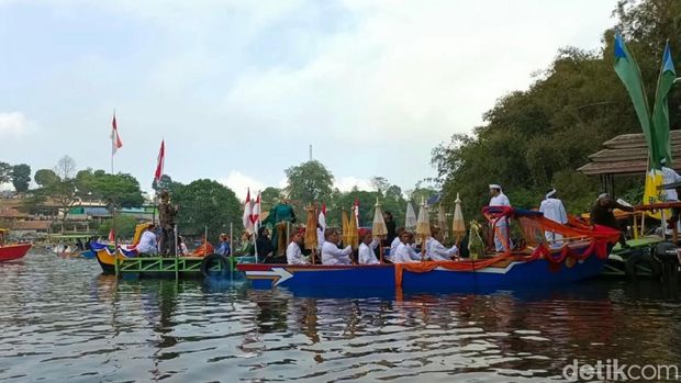Prosesi Tradisi Nyangku di Panjalu Ciamis.