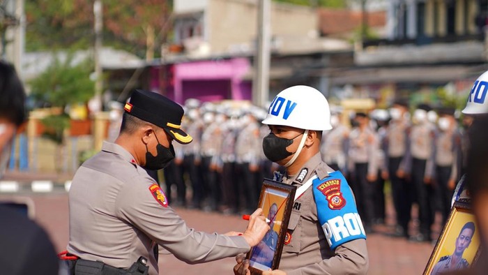 Prosesi Upacara Pemberhentian Tidak Dengan Hormat (PTDH) di Mako Polresta Bandung