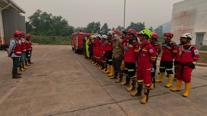 PT Timah (Persero) Tbk mengerahkan Emergency Response Team (ERT) yang terdiri dari personel Fire Fighter bersama Grup MIND ID untuk membantu menangani kebakaran hutan dan lahan (karhutla) di wilayah Kalimantan Barat. Personel Fire Fighter PT Timah ya