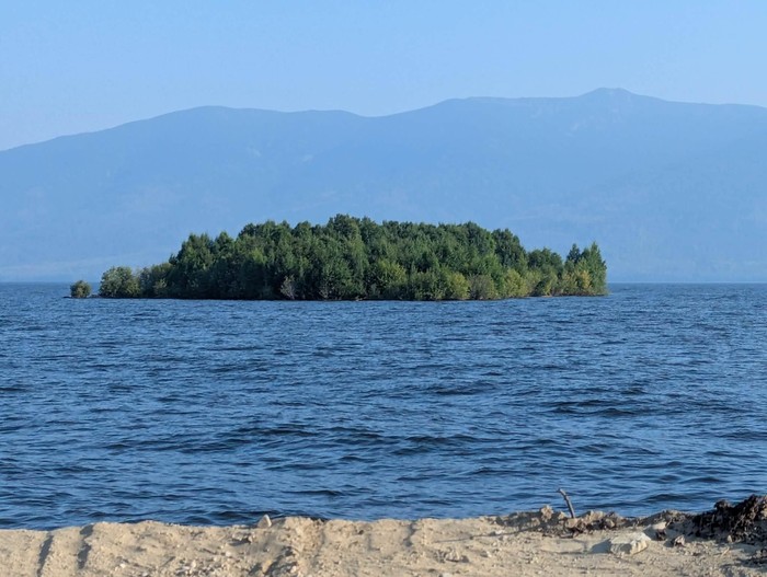 Sebuah pulau terapung yang dipenuhi pepohonan hijau terlihat hanyut di Danau Williston, Kanada. Rocky Avery, seorang warga lokal British Columbia yang tengah menggunakan perahu, membagikan video mengenai pulau terapung yang unik tersebut di media sosial.