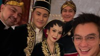Dilihat dari akun Instagram Baim Wong, ayah Rafi, Adjie Pangestu, juga hadir dalam momen pernikahan Rafi. Adjie Pangestu juga memakai beskap yang sama dengan Sultan Djorghi. Foto: Instagram @baimwong