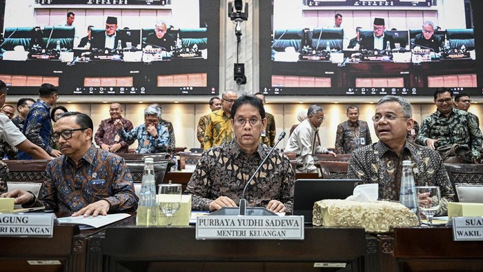 Raker Komisi XI DPR dengan Menteri Keuangan Menteri Keuangan Purbaya Yudhi Sadewa (kanan) tiba untuk mengikuti rapat kerja berbareng Komisi XI DPR dengan agenda membahas pengantar Rencana Kerja Anggaran (RKA) Kementerian Keuangan tahun 2027 di Kompleks Parlemen, Jakarta, Senin (7/9/2026). Kementerian Keuangan mengusulkan pagu anggaran Tahun Anggaran 2027 sebesar Rp49,80 triliun nan diarahkan untuk mendukung penyelenggaraan tugas dan kegunaan Kementerian Keuangan dalam menjaga stabilitas fiskal, memperkuat kualitas pelayanan publik, serta mendorong transformasi ekonomi nan inklusif dan berkelanjutan. ANTARA FOTO/Fauzan/tom.