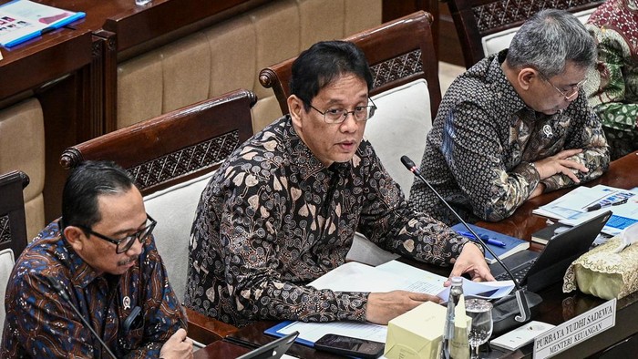 Menteri Keuangan Purbaya Yudhi Sadewa (kanan) tiba untuk mengikuti rapat kerja berbareng Komisi XI DPR dengan agenda membahas pengantar Rencana Kerja Anggaran (RKA) Kementerian Keuangan tahun 2027 di Kompleks Parlemen, Jakarta, Senin (7/9/2026). Kementerian Keuangan mengusulkan pagu anggaran Tahun Anggaran 2027 sebesar Rp49,80 triliun nan diarahkan untuk mendukung penyelenggaraan tugas dan kegunaan Kementerian Keuangan dalam menjaga stabilitas fiskal, memperkuat kualitas pelayanan publik, serta mendorong transformasi ekonomi nan inklusif dan berkelanjutan. ANTARA FOTO/Fauzan/tom.