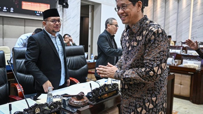 Raker Komisi XI DPR dengan Menteri Keuangan Menteri Keuangan Purbaya Yudhi Sadewa (kanan) tiba untuk mengikuti rapat kerja berbareng Komisi XI DPR dengan agenda membahas pengantar Rencana Kerja Anggaran (RKA) Kementerian Keuangan tahun 2027 di Kompleks Parlemen, Jakarta, Senin (7/9/2026). Kementerian Keuangan mengusulkan pagu anggaran Tahun Anggaran 2027 sebesar Rp49,80 triliun nan diarahkan untuk mendukung penyelenggaraan tugas dan kegunaan Kementerian Keuangan dalam menjaga stabilitas fiskal, memperkuat kualitas pelayanan publik, serta mendorong transformasi ekonomi nan inklusif dan berkelanjutan. ANTARA FOTO/Fauzan/tom.