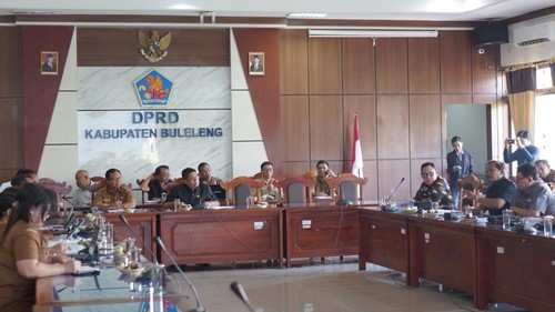 Rapat Ranperda Perubahan atas Perda Nomor 6 Tahun 2017 tentang Pengelolaan Barang Milik Daerah di ruang rapat gabungan kantor DPRD Buleleng, Senin (7/9/2026). (Foto: Dok.DPRD Buleleng)