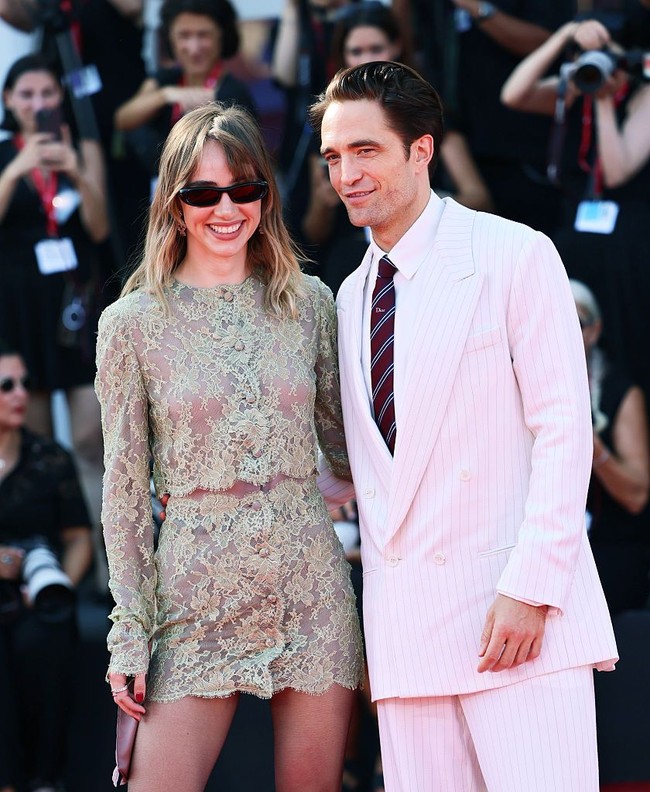 Sedangkan Suki Waterhouse, yang setia dengan gaya retro, glamor, dan bohemian, memilih gaun mini lengan panjang transparan berhias warna emas dengan manset sutra merah muda dari koleksi Saint Laurent pre-fall 2026. Dia memadukan gaun mininya dengan stoking tipis dan sepatu pumps berujung runcing dengan hak melengkung.  Foto: Dok. Getty Images, Wireimages