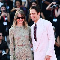 Sedangkan Suki Waterhouse, yang setia dengan gaya retro, glamor, dan bohemian, memilih gaun mini lengan panjang transparan berhias warna emas dengan manset sutra merah muda dari koleksi Saint Laurent pre-fall 2026. Dia memadukan gaun mininya dengan stoking tipis dan sepatu pumps berujung runcing dengan hak melengkung.  Foto: Dok. Getty Images, Wireimages