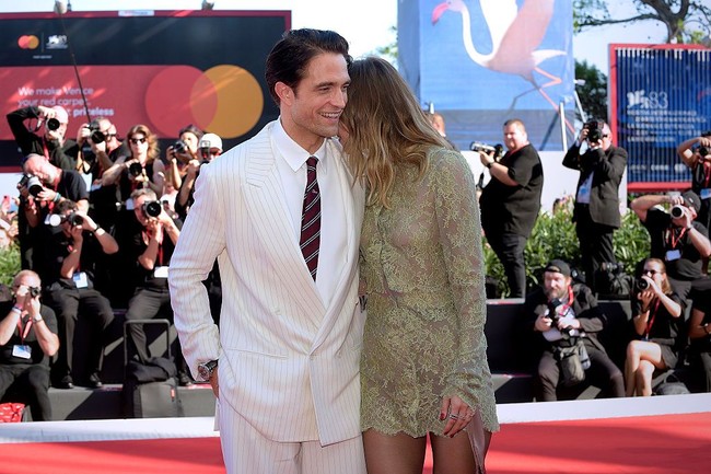 Robert Pattinson terlihat mendekat untuk mencium Suki Waterhouse di sela-sela keriuhan karpet merah Venice Film Festival 2026. Dalam cuplikan video yang beredar di media sosial, aktor Twilight tersebut berpaling ke arah Waterhouse untuk memberikan ciuman singkat saat mendapat standing ovation usai premier film terbarunya Primetime. Foto: Dok. Getty Images, Wireimages