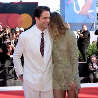 Robert Pattinson terlihat mendekat untuk mencium Suki Waterhouse di sela-sela keriuhan karpet merah Venice Film Festival 2026. Dalam cuplikan video yang beredar di media sosial, aktor Twilight tersebut berpaling ke arah Waterhouse untuk memberikan ciuman singkat saat mendapat standing ovation usai premier film terbarunya Primetime. Foto: Dok. Getty Images, Wireimages
