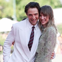6 Momen Langka Robert Pattinson & Suki Waterhouse Pamer Kemesraan di Venesia