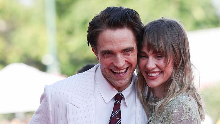 6 Momen Langka Robert Pattinson & Suki Waterhouse Pamer Kemesraan di Venesia