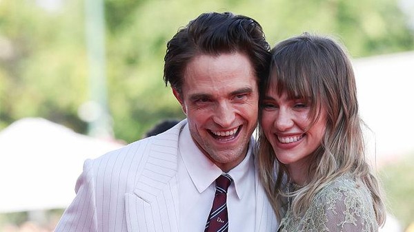 6 Momen Langka Robert Pattinson & Suki Waterhouse Pamer Kemesraan di Venesia