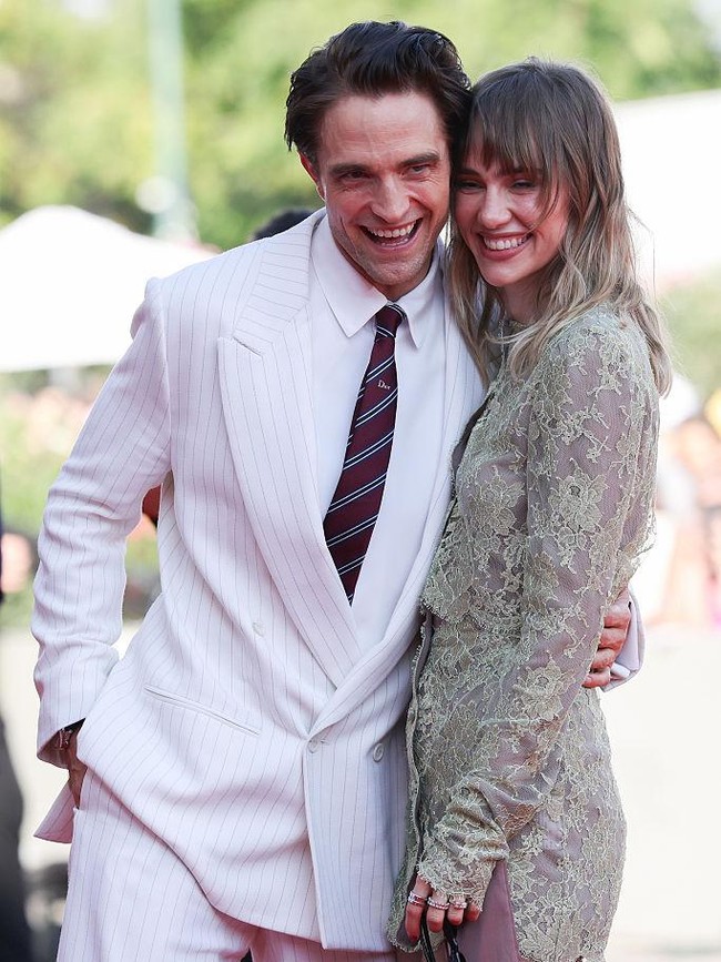 6 Momen Langka Robert Pattinson & Suki Waterhouse Pamer Kemesraan di Venesia