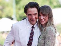 6 Momen Langka Robert Pattinson & Suki Waterhouse Pamer Kemesraan di Venesia