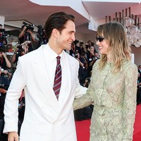 Ini merupakan momen pertama bagi Robert Pattinson dan Suki Waterhouse hadir bersama di Venice Film Festival 2026. Foto: Dok. Getty Images, Wireimages
