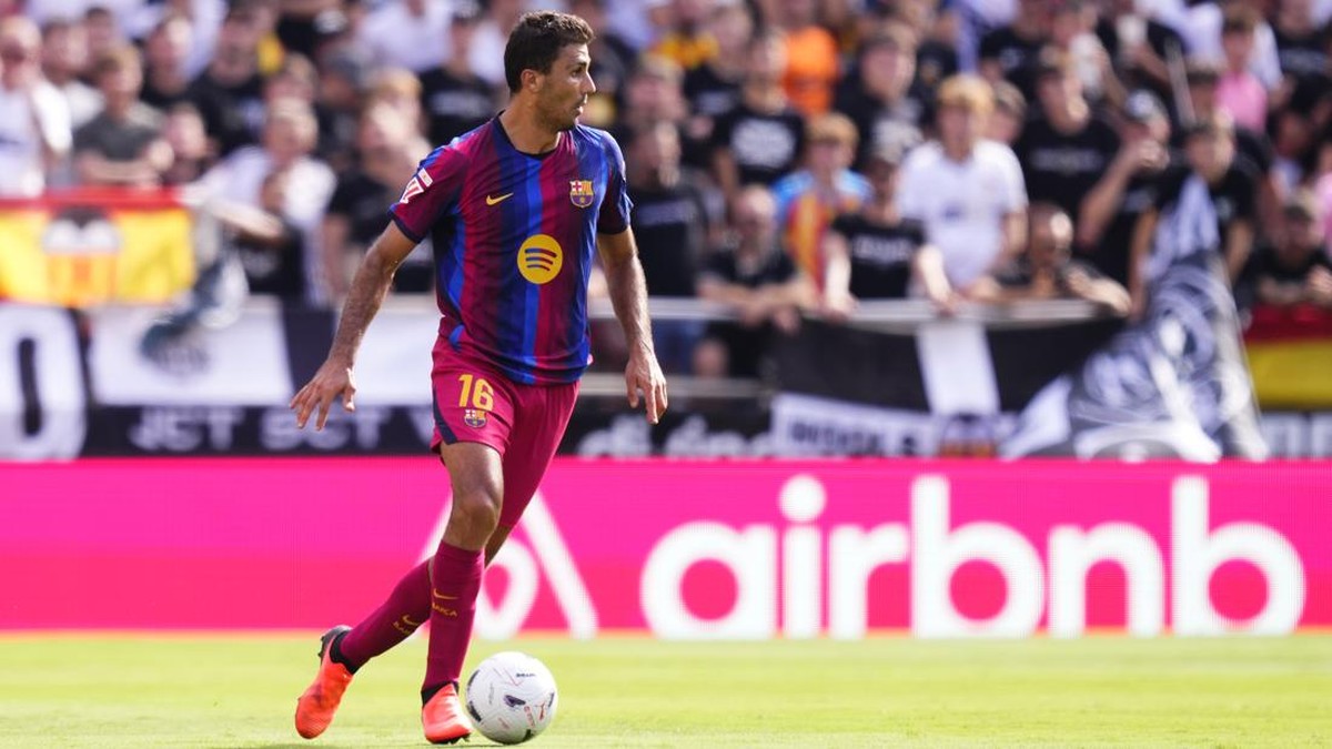 Rodri di laga Valencia vs Barcelona akhir pekan lalu. (Foto: Jose Breton/Pics Action/NurPhoto via Getty Images)