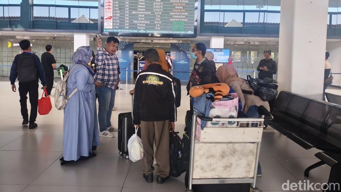 Rombongan Dinas Pendidikan (Dindik) Jember yang baru tahu pesawatnya ke Jakarta dibatalkan.
