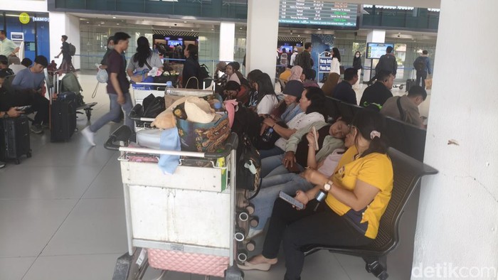 Rombongan PWKI asal Sukamara, Kalimantan Tengah, yang terlunta-lunta di Surabaya gegara pesawat mereka batal terbang.