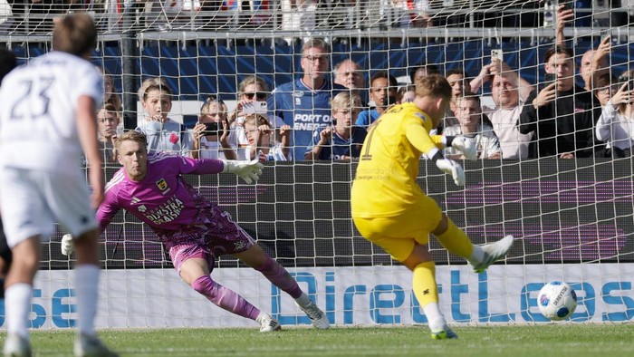 VELSEN, NETHERLANDS - SEPTEMBER 6: Ronald Koeman Jr of Telstar scores the fourth goal to make it 2-2 during the Dutch Eredivisie  match between Telstar v SC Cambuur at the 711 Stadion on September 6, 2026 in Velsen Netherlands (Photo by Roy Lazet/Soccrates/Getty Images)
