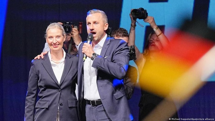 Ulrich Siegmund menyatakan partainya telah mencetak sejarah (Michael Kappeler/dpa/picture alliance)