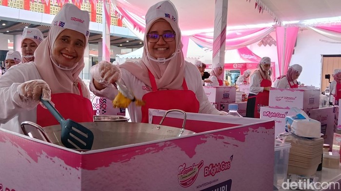 Salah satu peserta terlihat antusias memasak ayam kecap khas Palembang