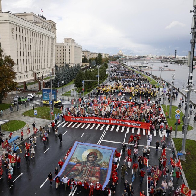Salib dan Ikon Suci Warnai Prosesi Umat Ortodoks di Moskow