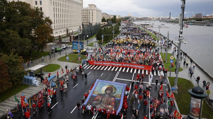 Orthodox believers walk past the headquarters of the Russian Defence Ministry during a citywide procession marking the Feast of the Moscow Saints, in Moscow, Russia, September 6, 2026. REUTERS/Yulia Morozova