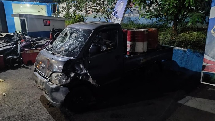 Sebuah mobil pikap dirusak sejumlah warga di sekitar Sentul, Babakan Madang, Kabupaten Bogor, setelah diduga menyerempet motor.