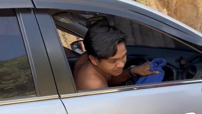 Sejoli kepergok mesum dalam mobil di Kendari.