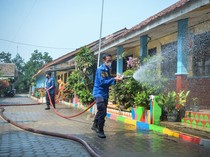 Sekolah di Lampung Berbenah Usai Diselimuti Abu Vulkanik