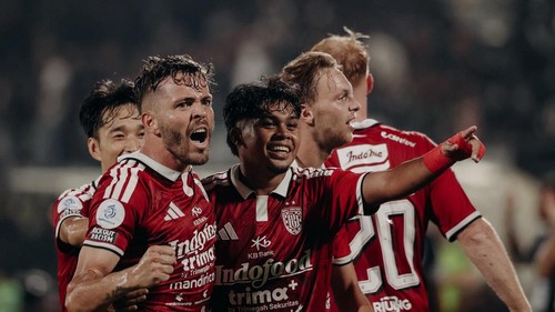 Selebrasi Queven Inacio (depan kiri) saat mencetak gol ke gawang PSS Sleman, Jumat (4/9) di Stadion Kapten I Wayan Dipta. (Dok. Bali United)